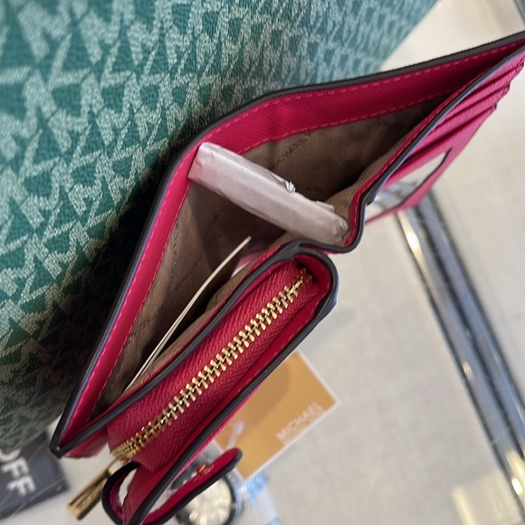 MICHAEL KORS
Medium Crossgrain Leather Wallet
Electric Pink 
NWT - Picture 7 of 16